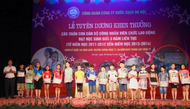 Lễ tuyên dương khen thưởng các cháu con CBCNVCLĐ đạt học sinh giỏi 3 năm liền