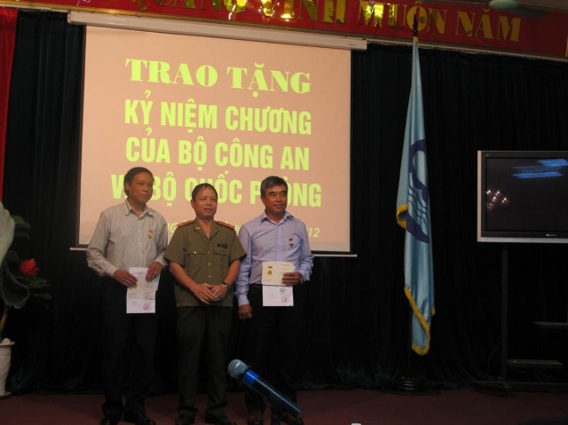 Công ty NSHN nhận kỷ niệm chương của Bộ Công an và Bộ quốc phòng