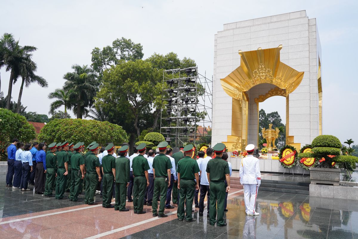 Hội Cựu chiến binh Công ty Nước sạch Hà Nội dâng hương tri ân các Anh hùng liệt sĩ tại Đài tưởng niệm Bắc Sơn